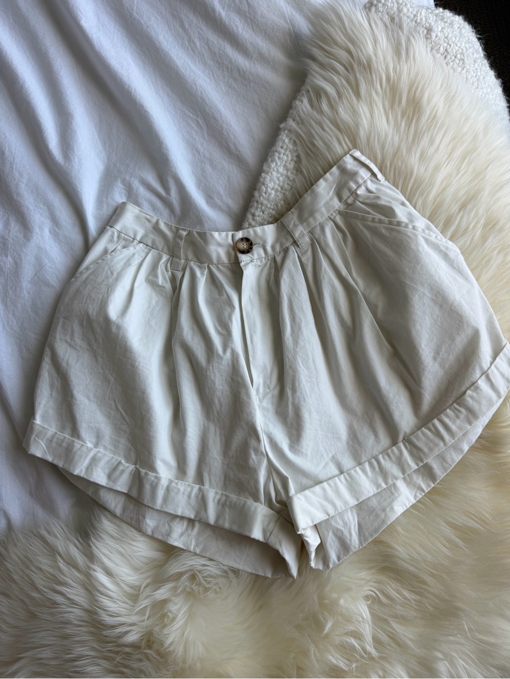 Doen Cream High-Waist Pleated Shorts